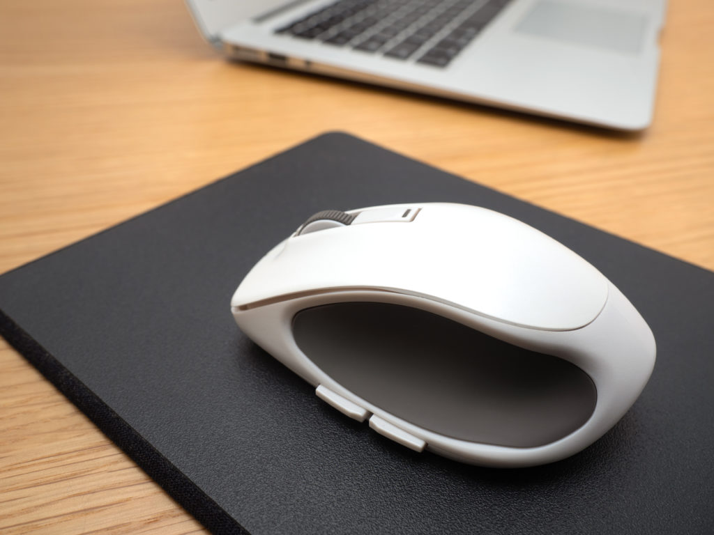 Wireless Bluetooth mouse connects to Windows 10.